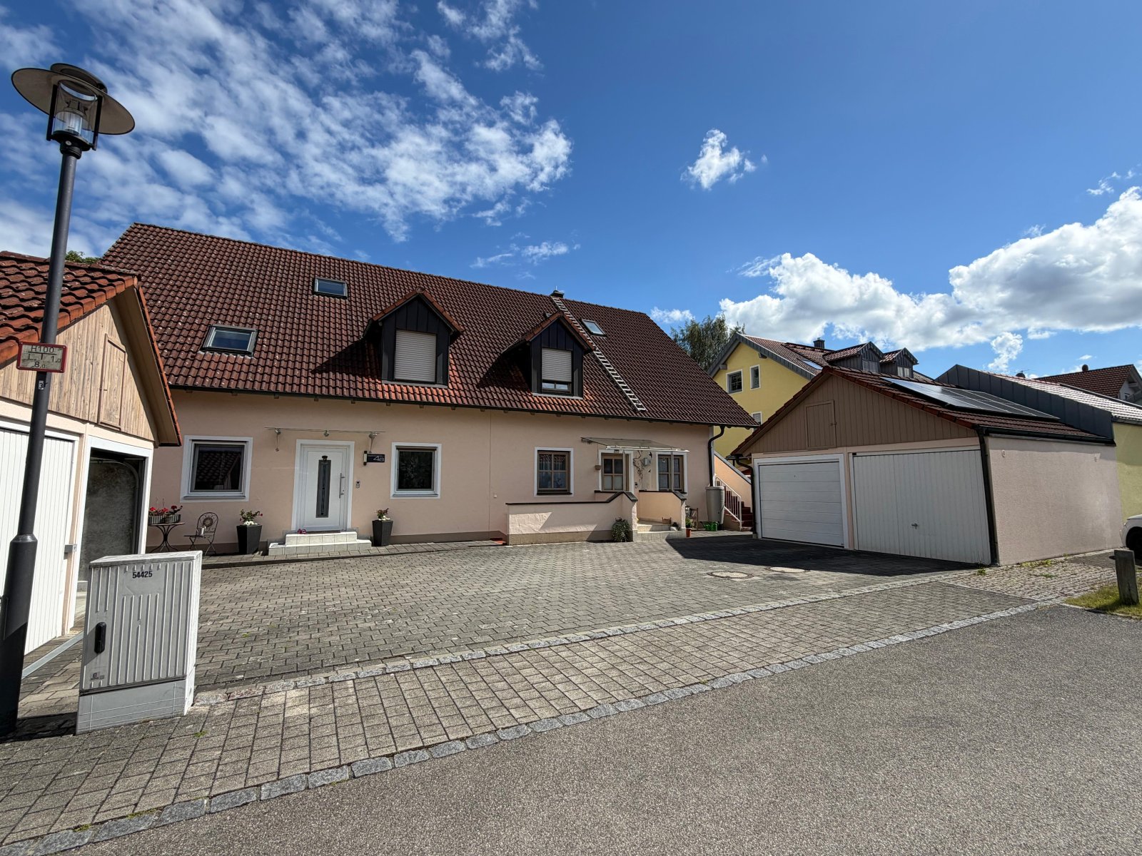 Kösching: Wohnen mit Hausgefühl –  4-Zimmer-Wohnung im DG mit separatem Eingang 