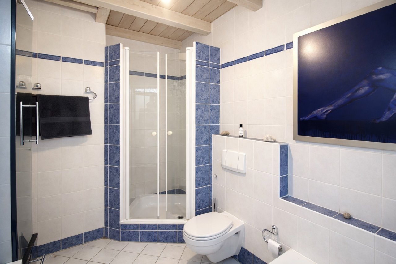 Badezimmer mit Dusche